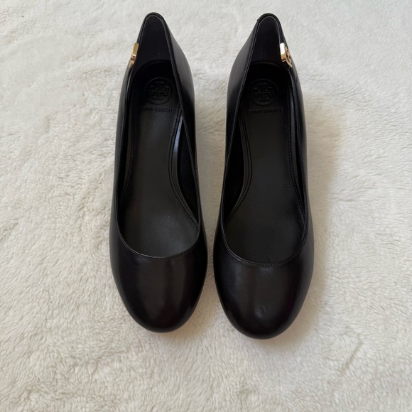 Tory Burch Elizabeth Logo Black Leather Pumps Shoes Round Toe Block Heel 6.5M - Picture 3 of 9